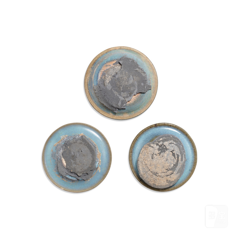 Three Junyao purple-splashed blue-glazed saucer dishes, Jin - Yuan dynasty | 金至元 天藍釉紫斑小碟三件 - 图2
